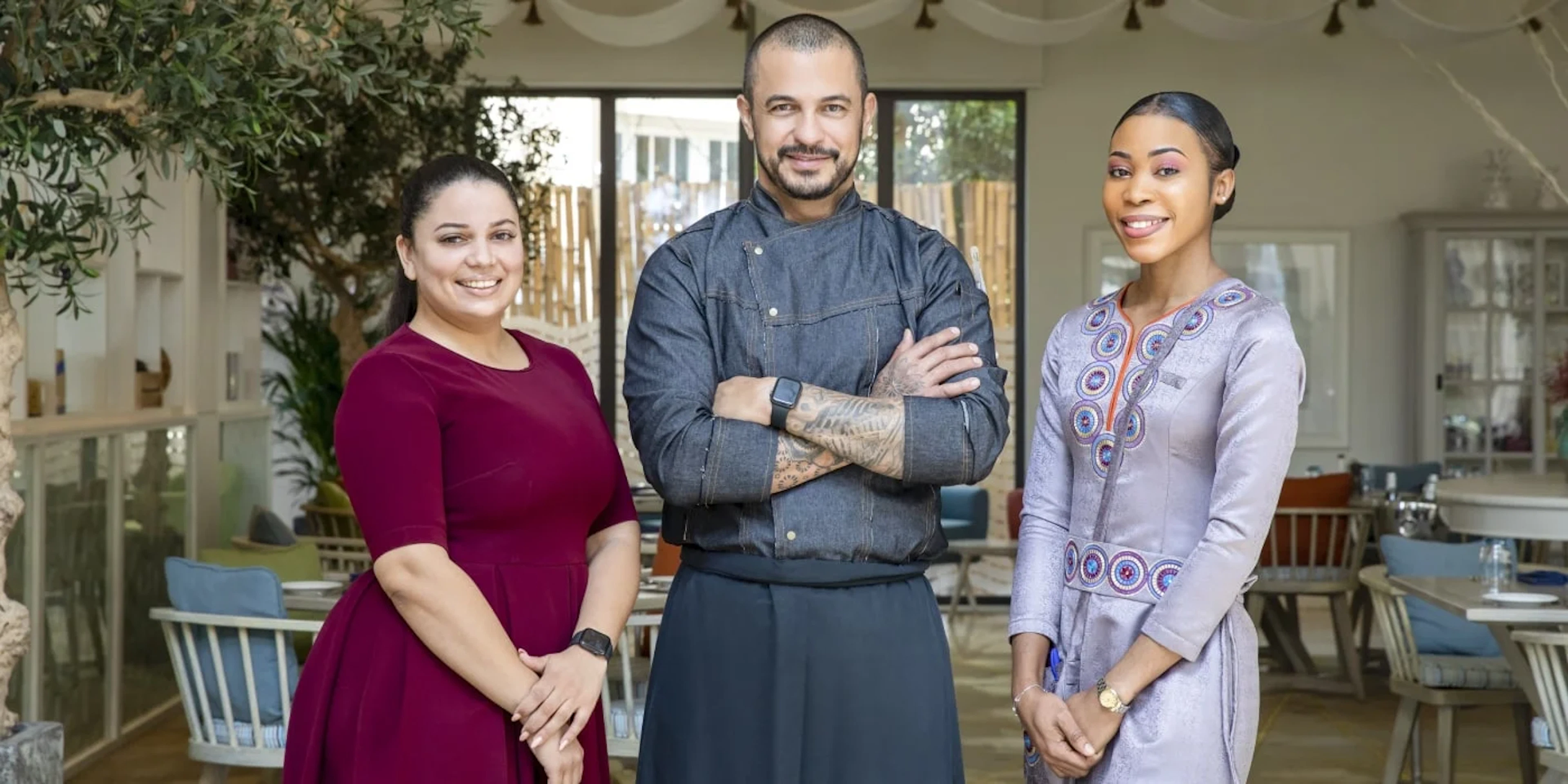 Photo de Kaoutar Benchelha, Hôtesse, Chef Bruno Ambar et Ester Osaromube, Serveuse, au Fairmont The Palm Dubai (EAU)