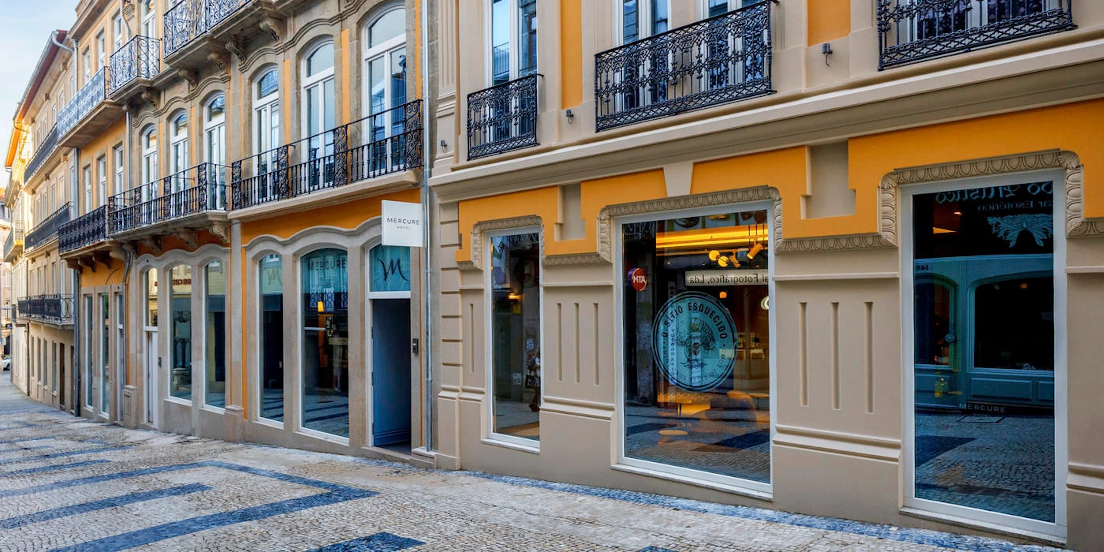 La superbe façade du Mercure Porto Centro Aliados, ancien bâtiment historique abandonné, rénové par Mercure avec un souci d’authenticité