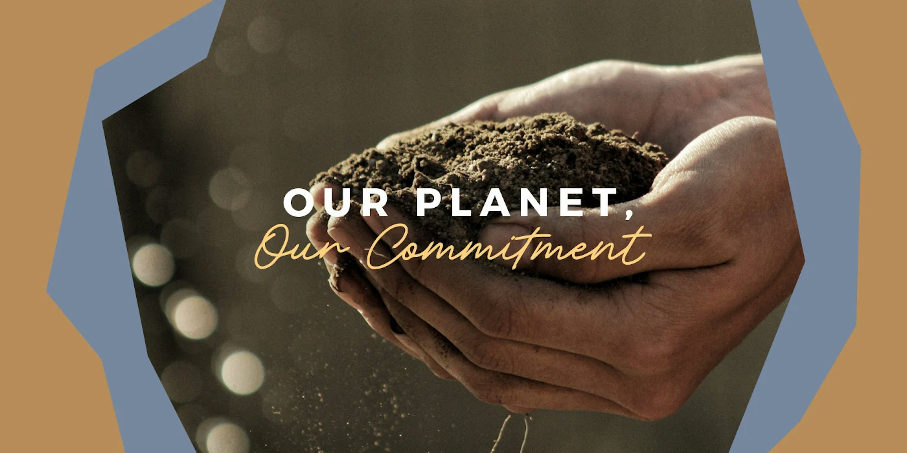 Photo d'une main avec un terreau écrit notre planète notre engagement