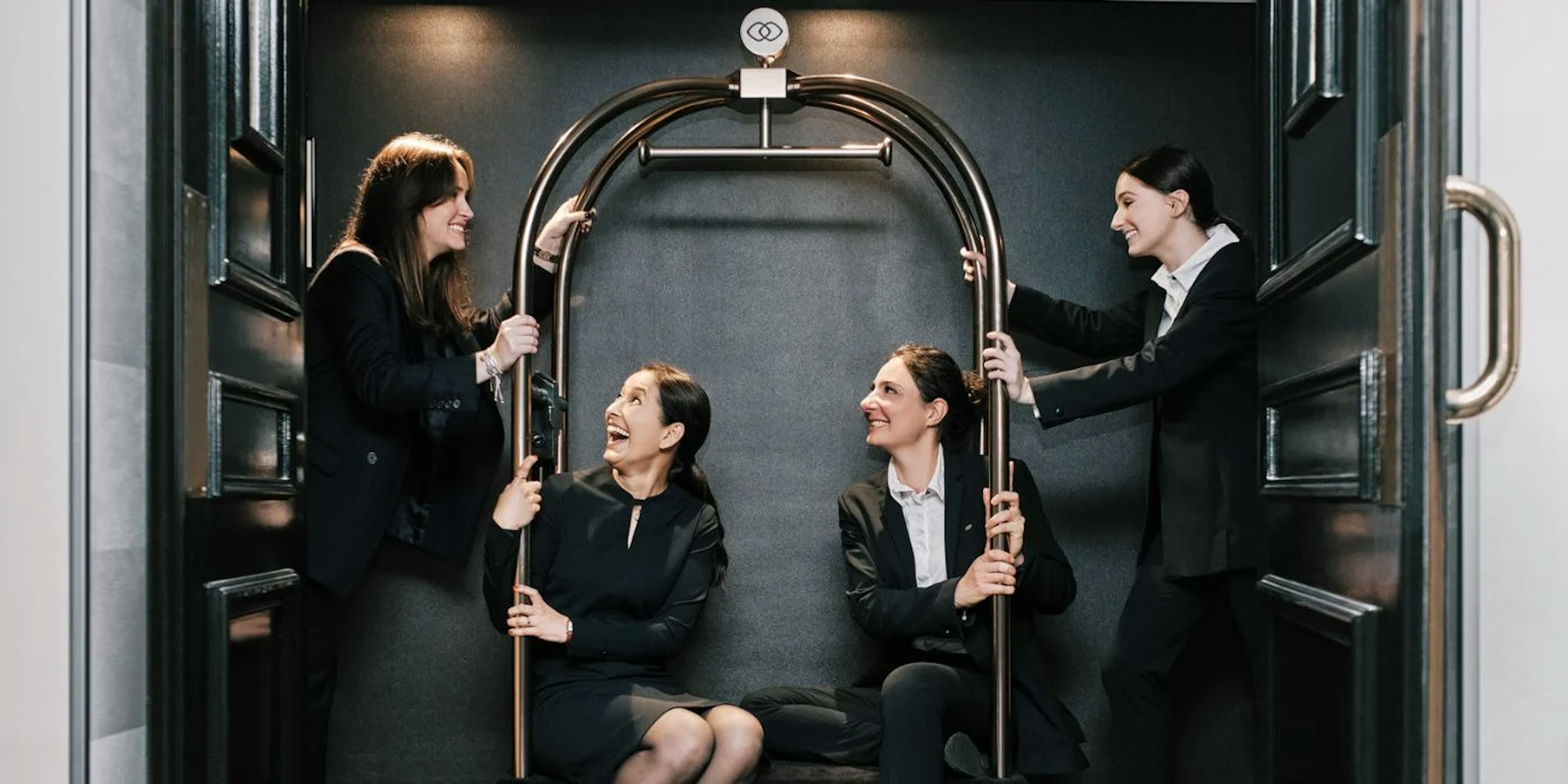 Quatre femmes derrière une porte