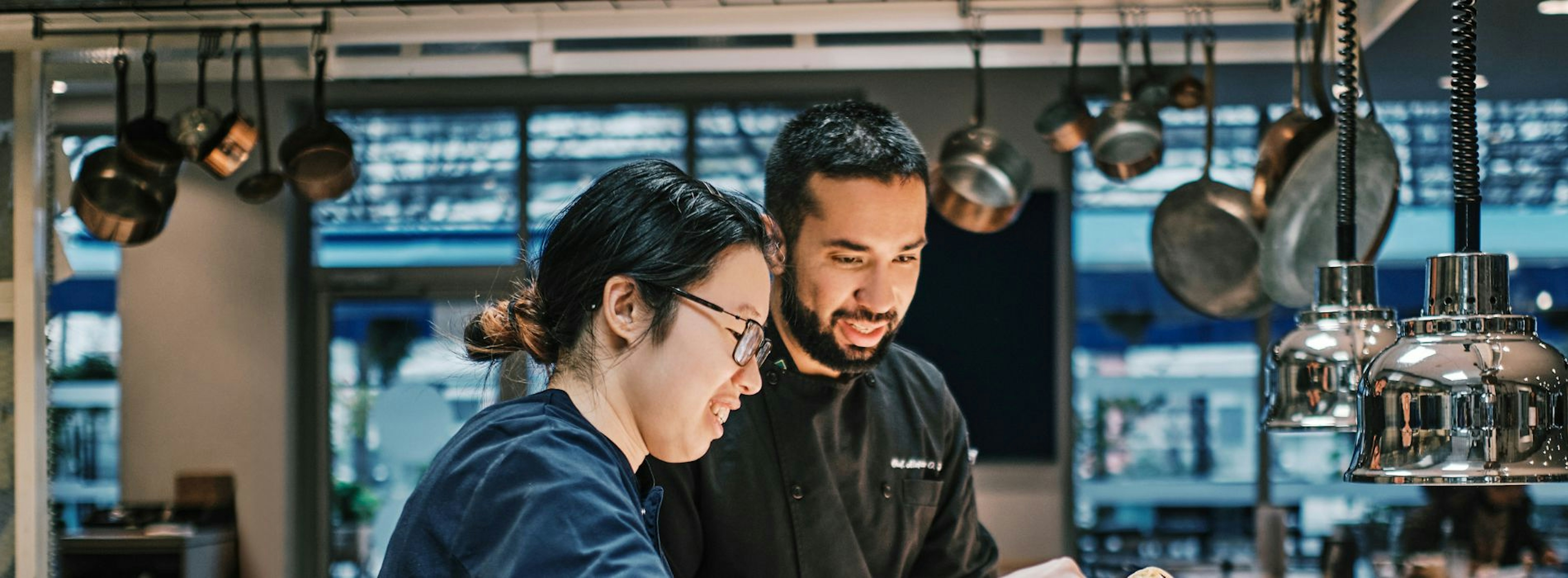 deux chefs cuisinant dans une cuisine de restaurant