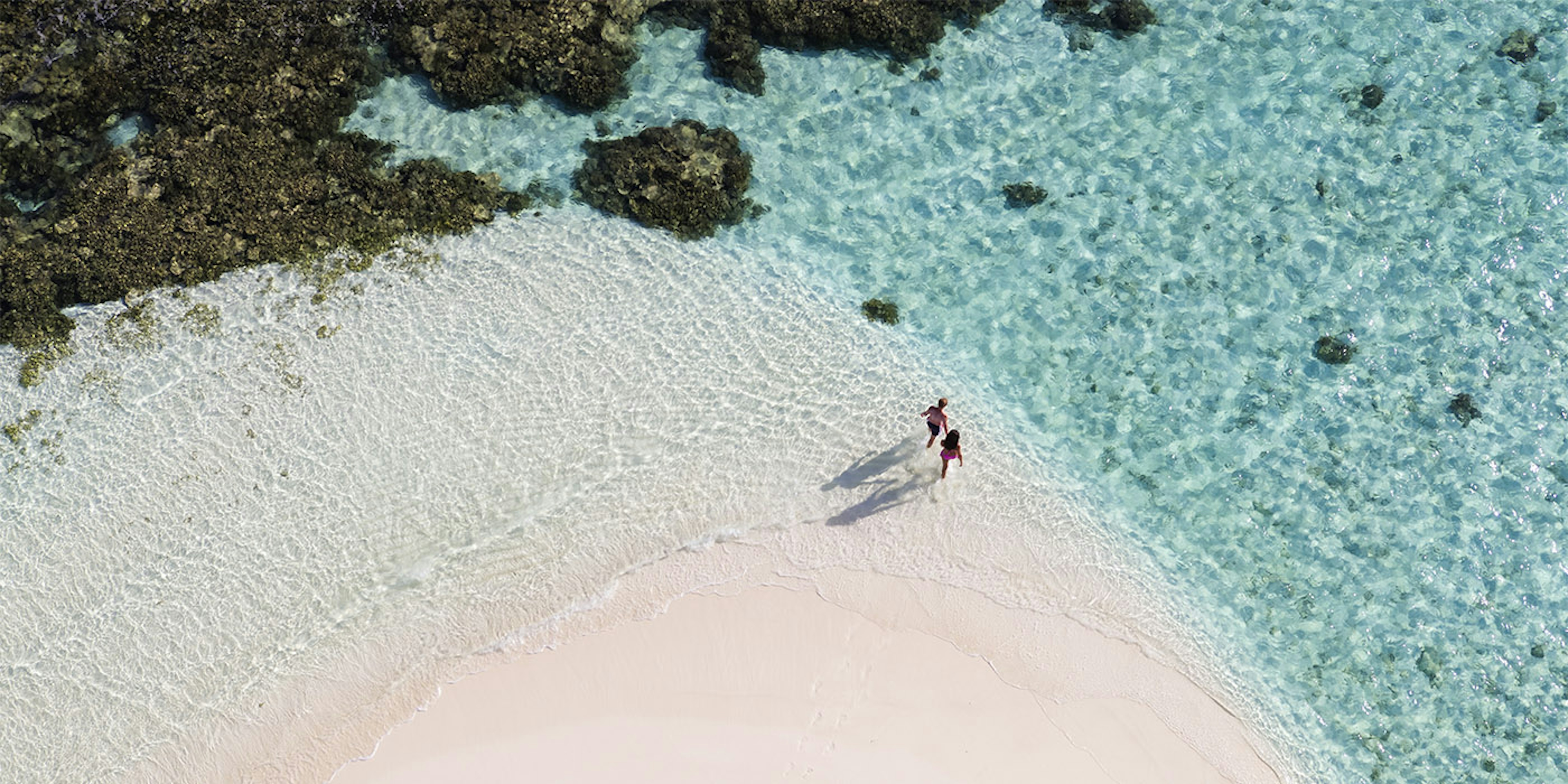 Couple marchant sur la plage