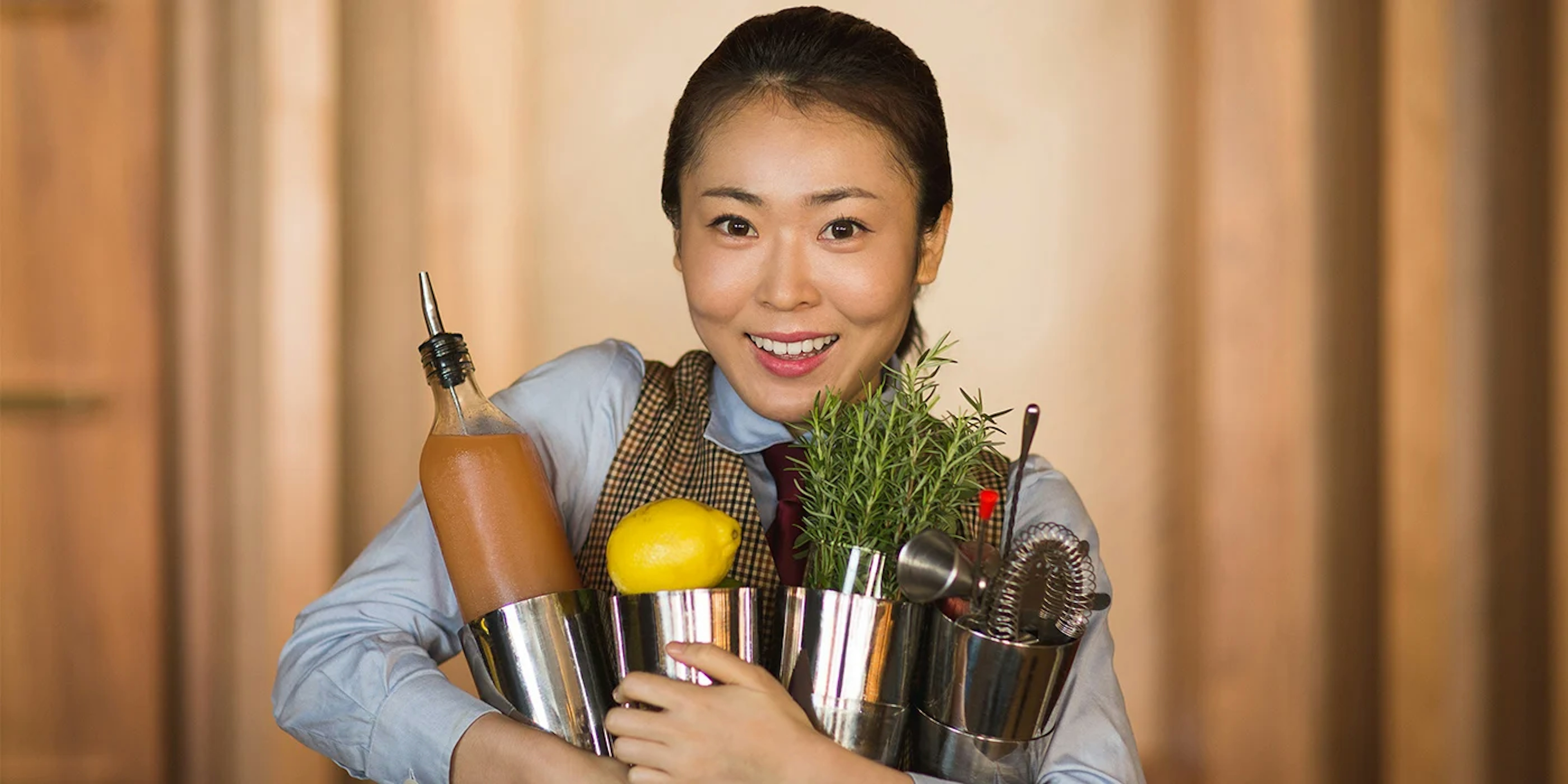 Photo d'une femme dans une cuisine avec des ingrédients