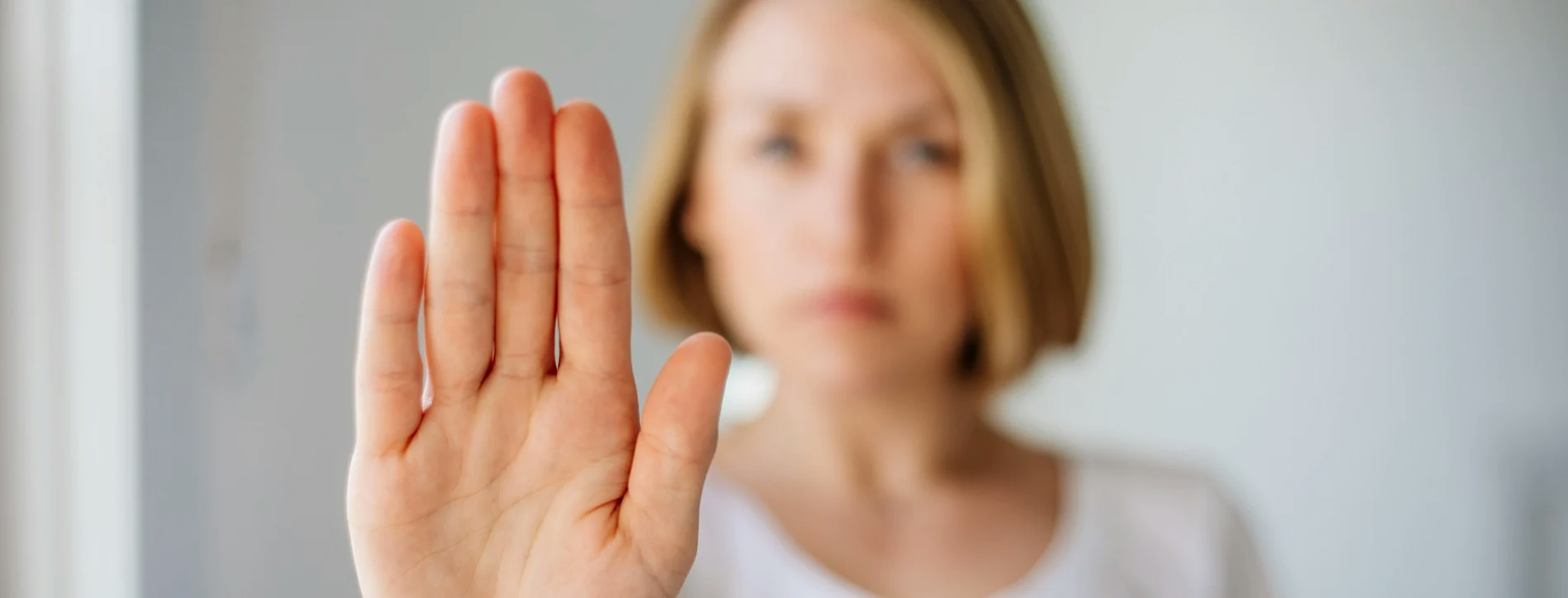 Une femme faisant le signe stop avec sa main