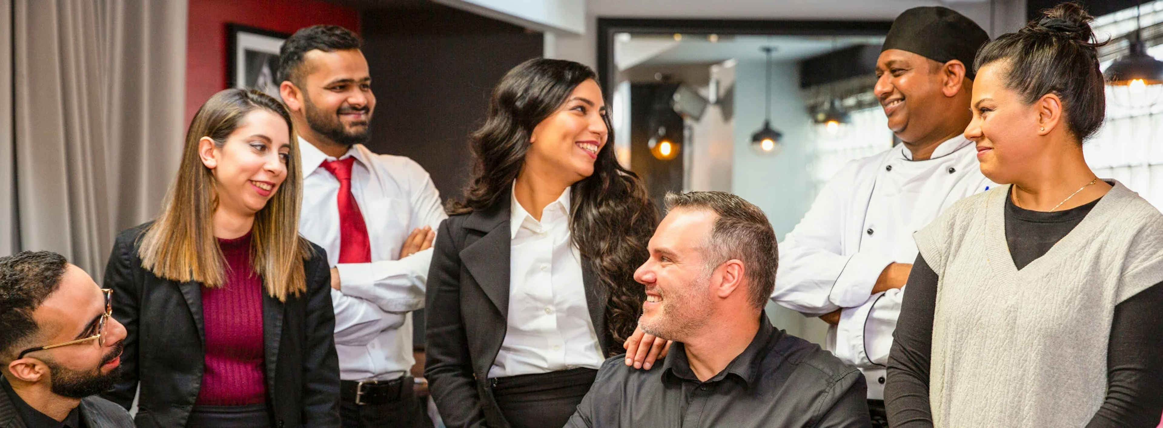 Groupe de personnes souriant et se regardant