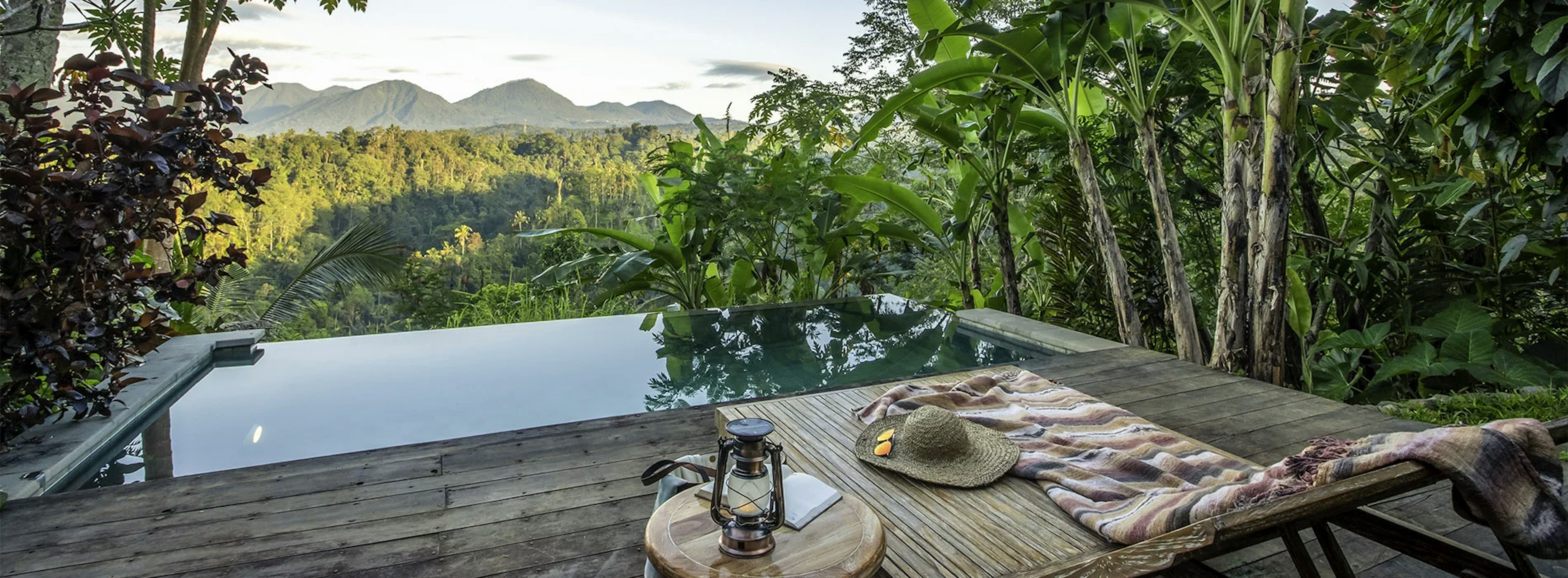 Photo d'un chapeau au bord d'une piscine
