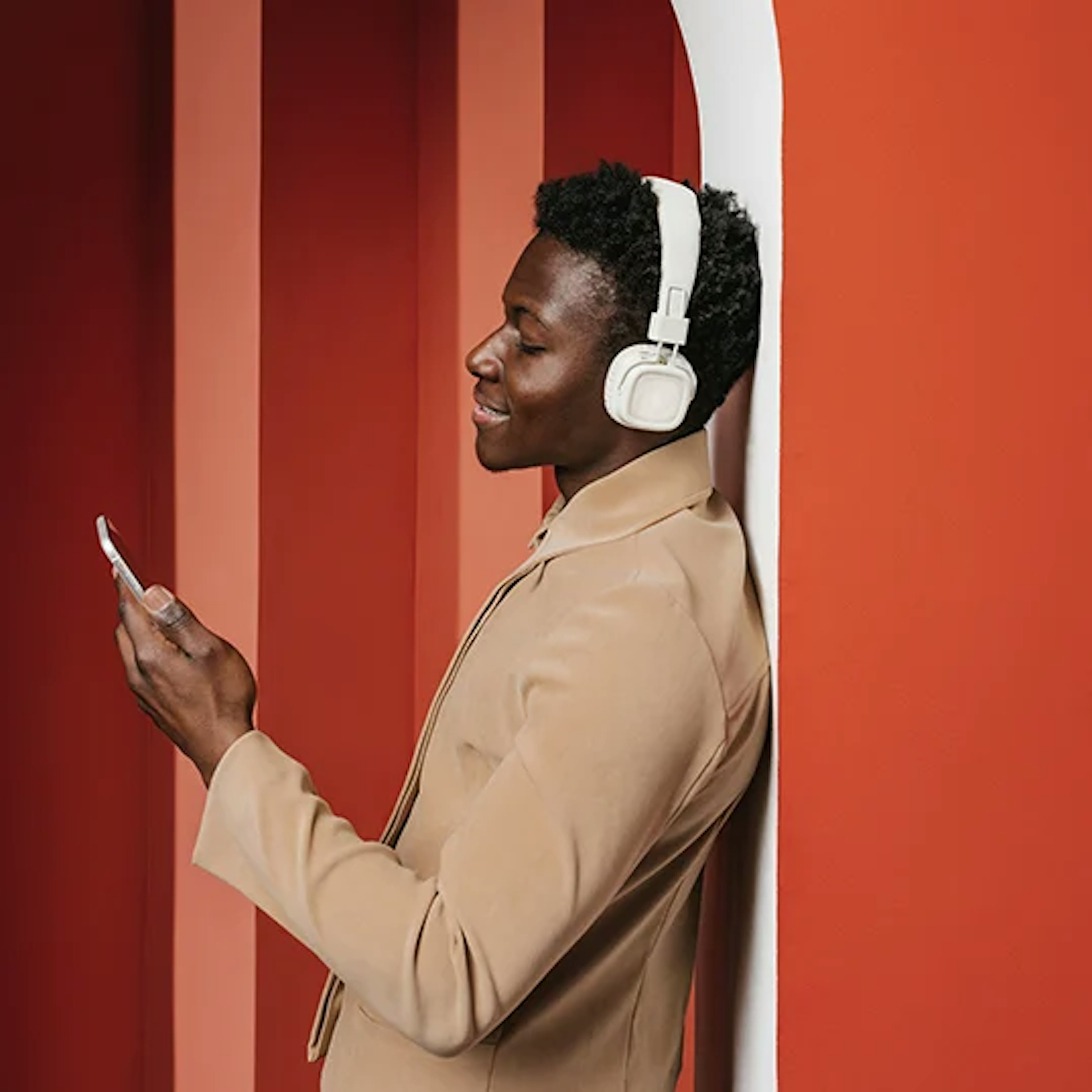 Photo d'un homme qui écoute de la musique