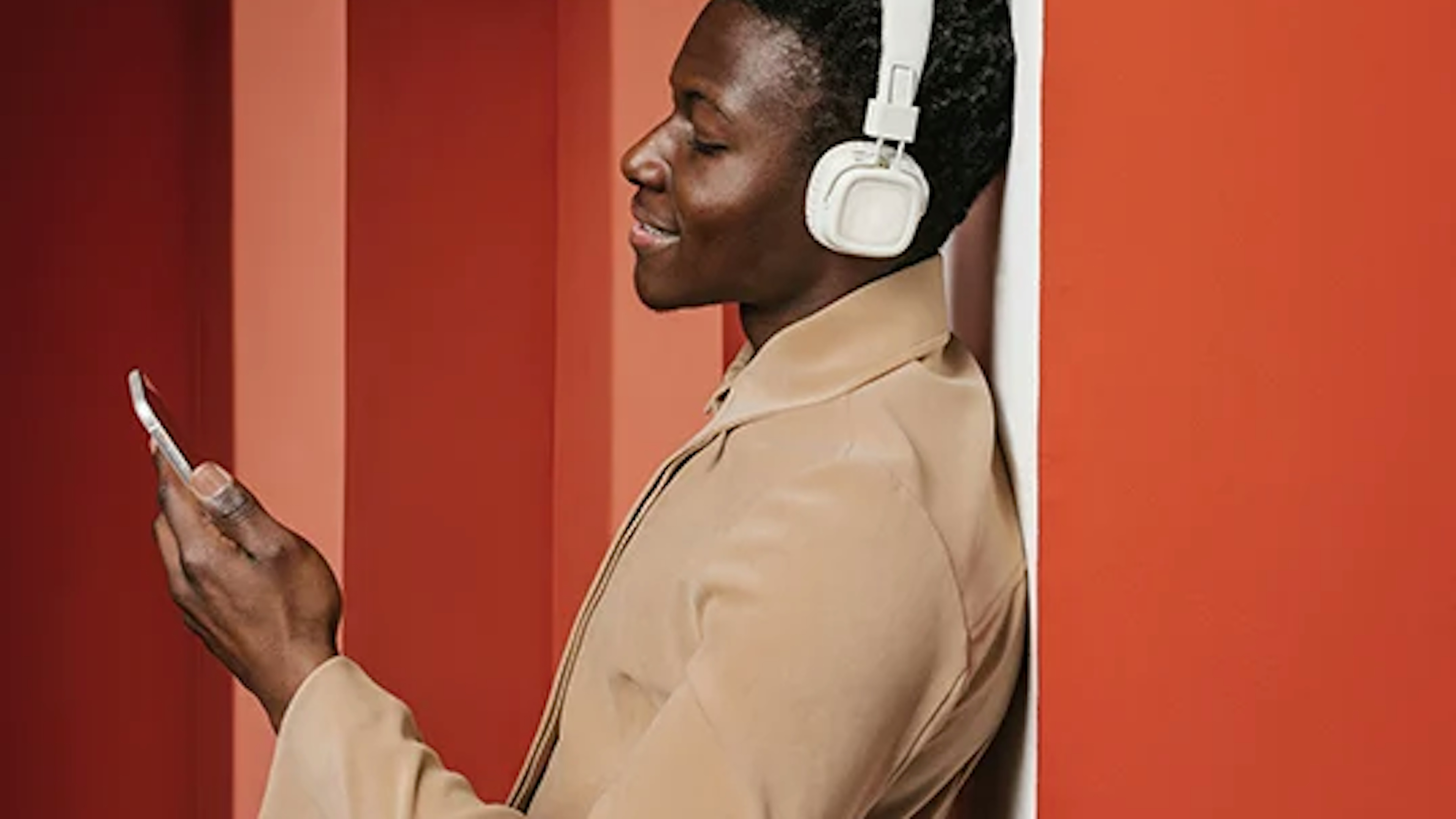 Picture of a men who listen music