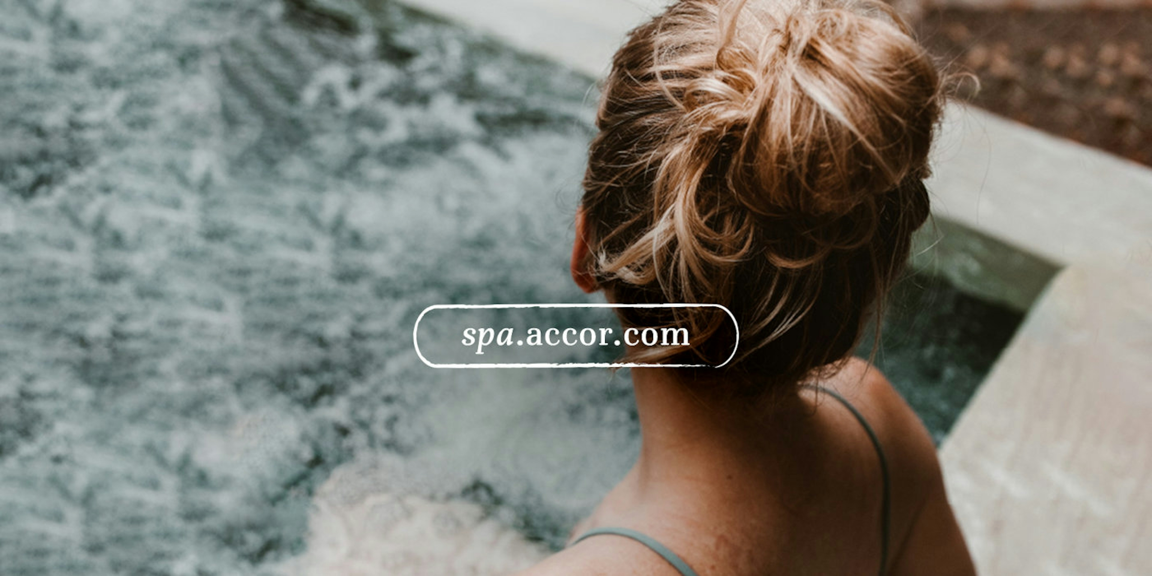 Une femme sur le bord d'une piscine