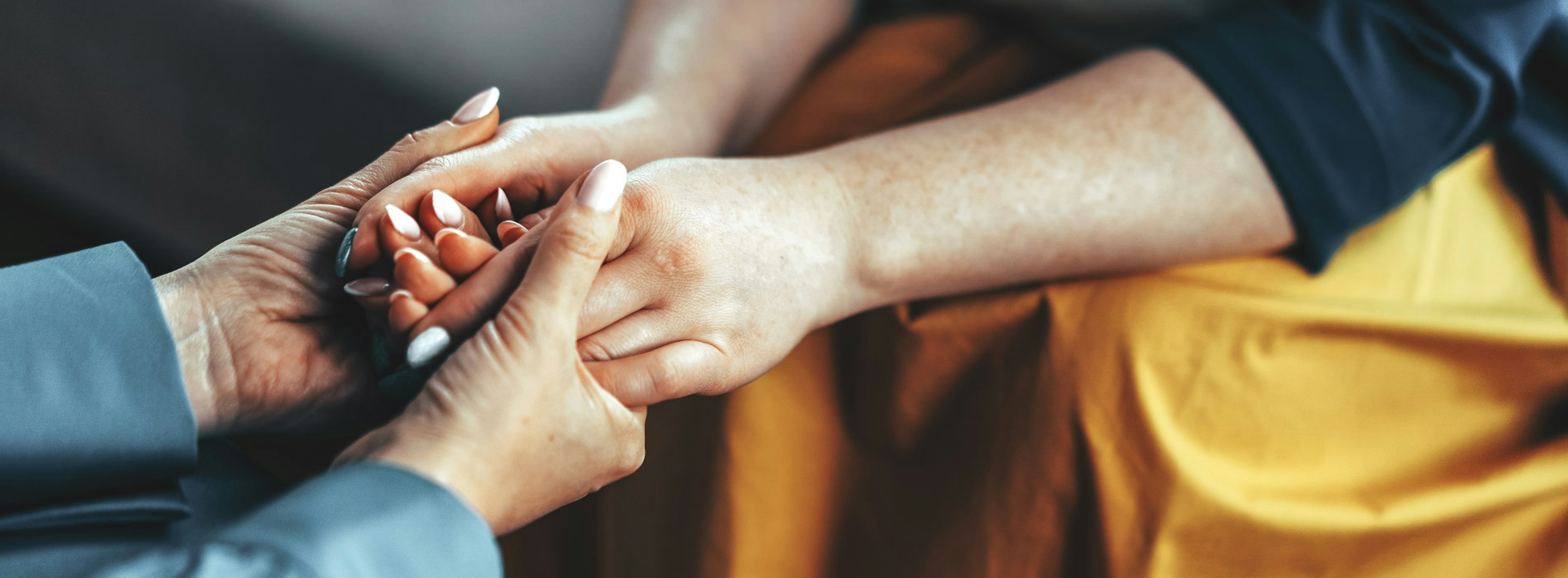 Deux personnes se tenant les mains