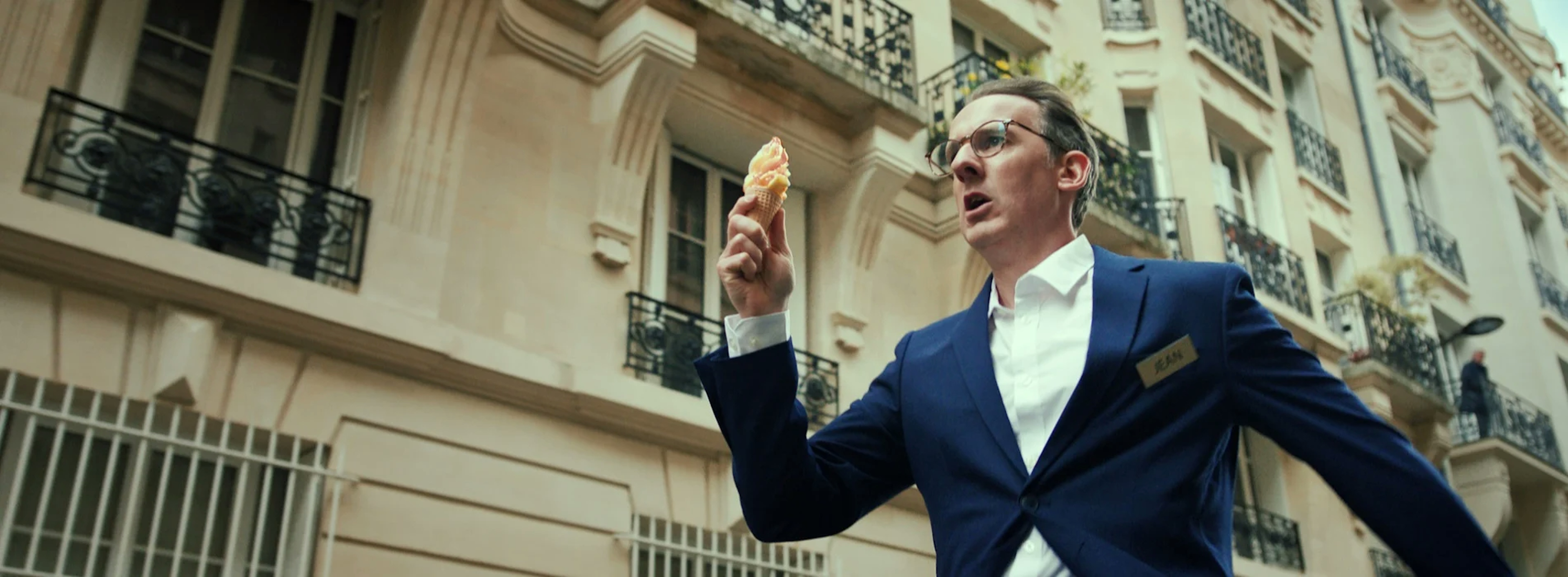 homme courant avec une glace