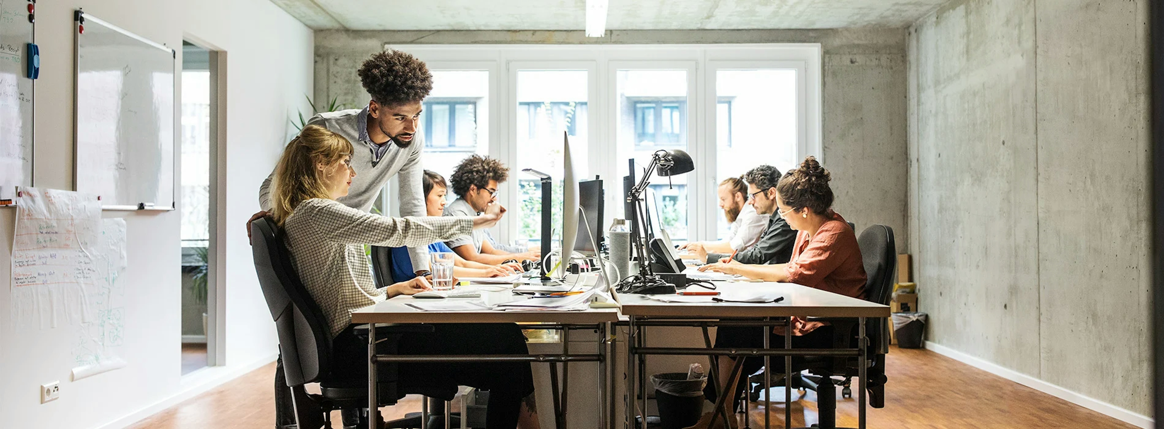 Photo d'une équipe travaillant sur les ordinateurs dans les bureaux