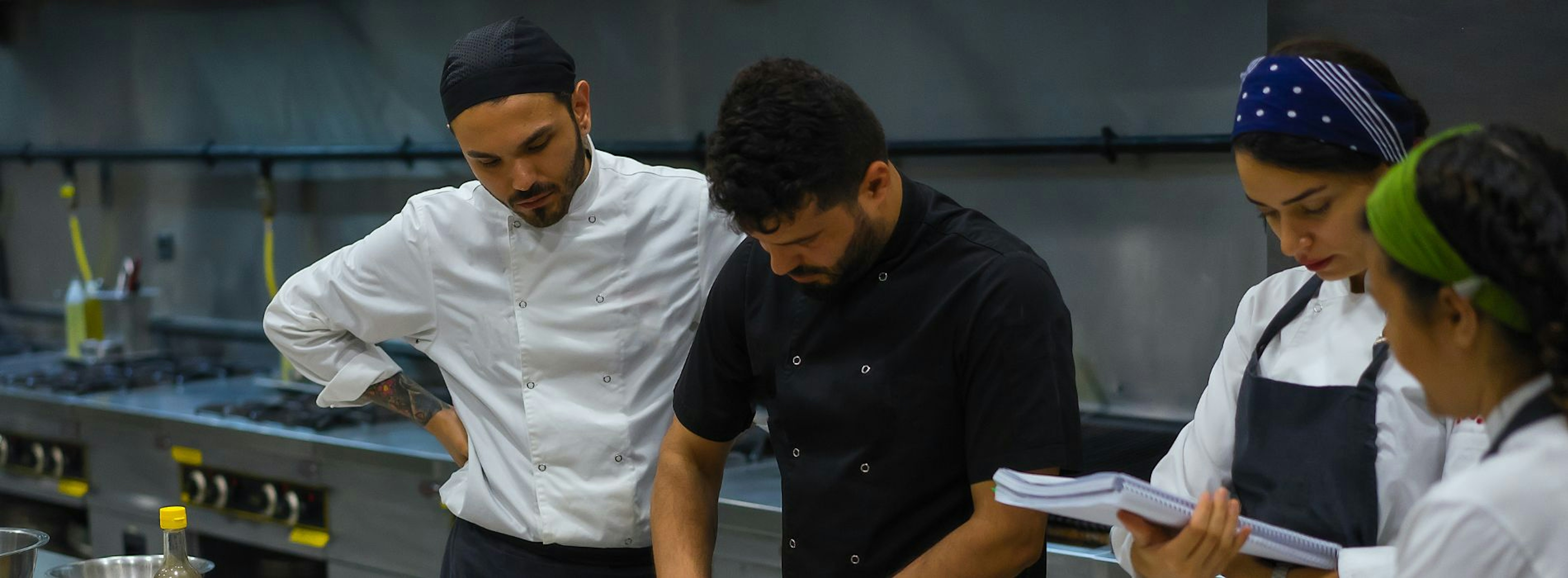 une équipe faisant de la cuisine