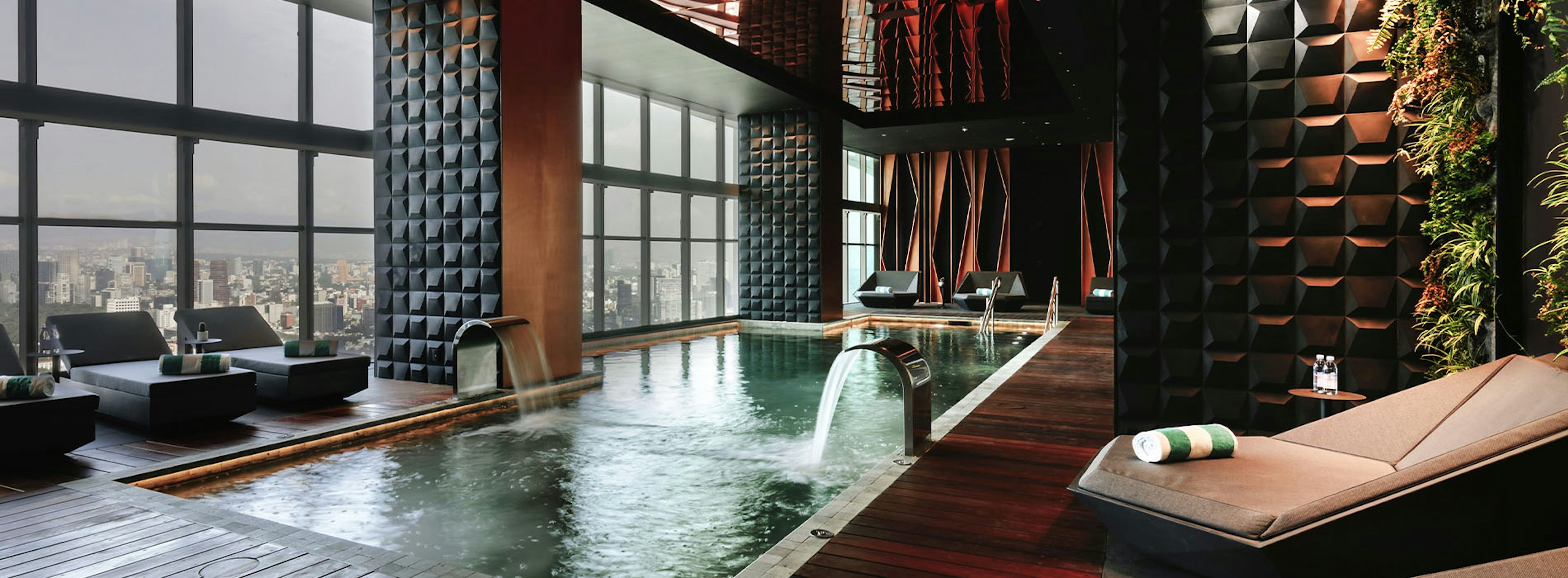 Photo d'une piscine intérieur dans un hôtel