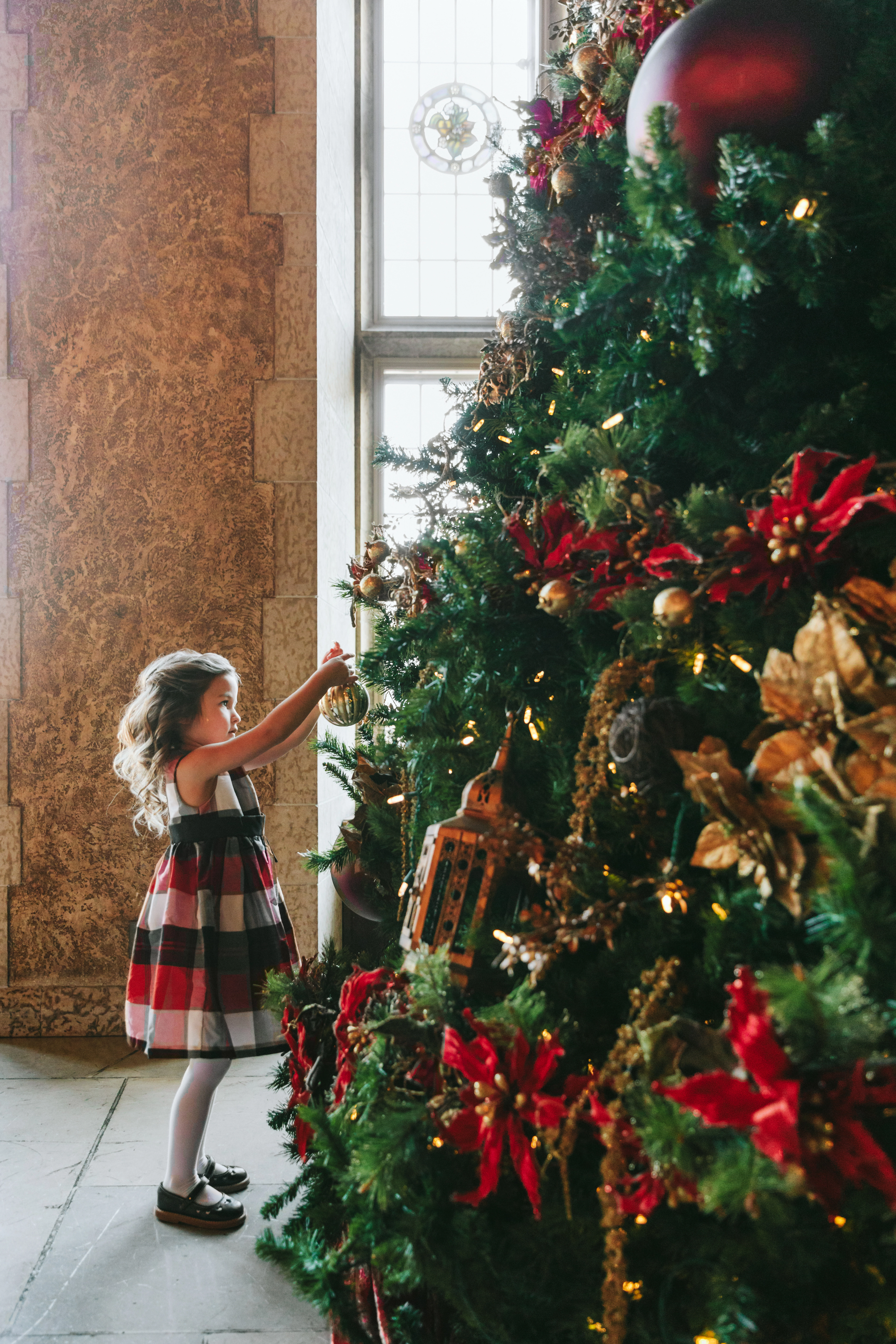 Fairmont Banff Springs ChristmasAtTheCastle-ChristmasTreeGirl-ChrisAmat-2017